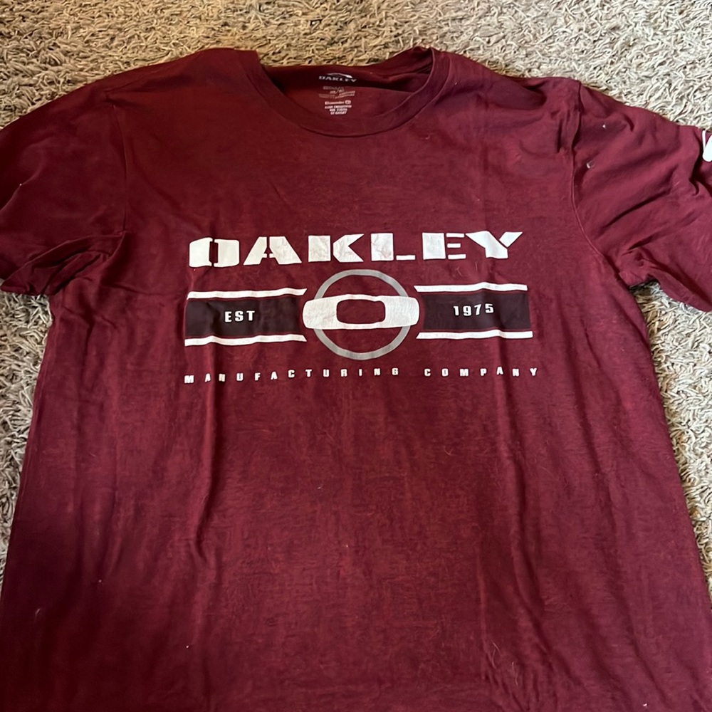 Men’s Oakley T-shirt